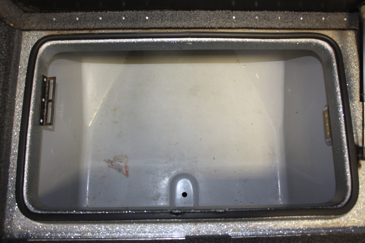 NPDTR0002 2012 TRITON 20XS FRONT CENTER COMPARTMENT